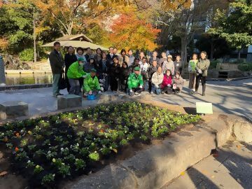 写真:花植えに協力した方々の集合写真