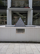 写真:株式会社CBCテレビ玄関前の「民放第一声の地」の記念碑