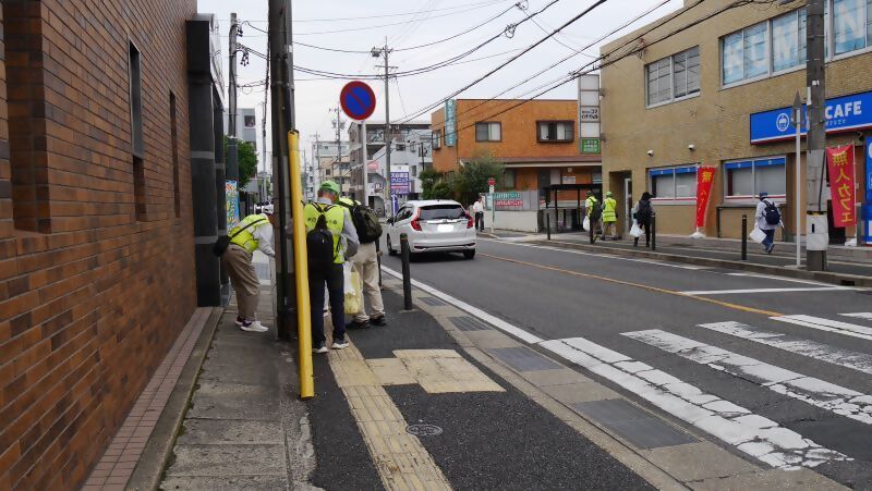 写真：学区内をウォーキングし清掃活動をする参加者の皆さん