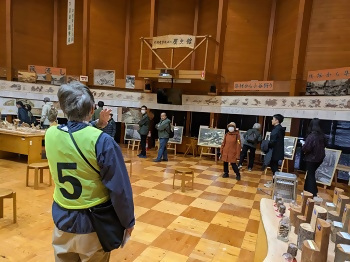 写真:道案内人とウォーキング参加者