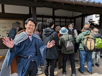 写真:旅人に扮した職員