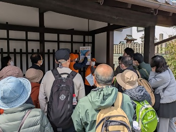 写真:熱田史跡ガイドの説明の様子