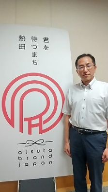 写真:熱田ブランドロゴマークと杉本区長