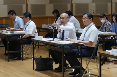 写真:とりまわしをする伊沢先生