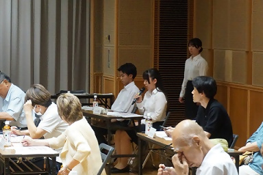 写真:意見を述べられる名古屋学院大学の学生さん