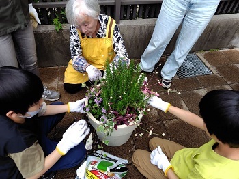 写真:熱田福祉会館からボランティアとして参加した高齢者