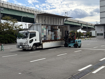 写真：衣装ケース回収の様子4