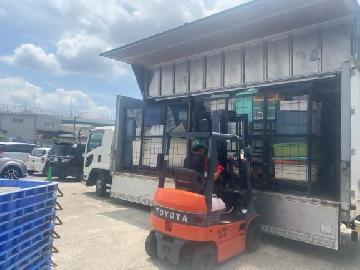 写真:衣装ケース回収の様子2