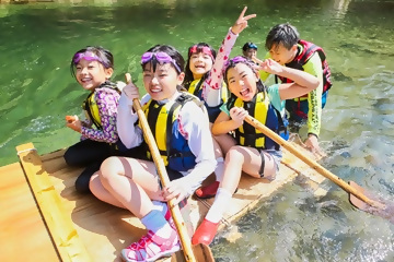 写真：アズワンワンダースクール自然体験教室のチラシ