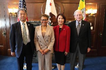 写真:贈呈式の様子