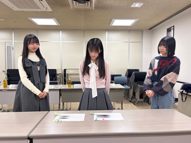 SKE48のメンバーが写真を審査している様子