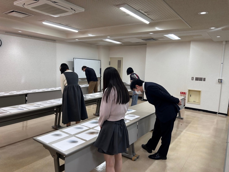 審査員が写真を審査している様子