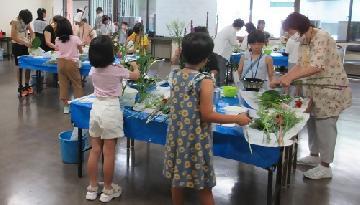 写真:子どもいけばな体験教室
