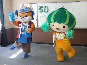 写真：めいとう勝家くんとかぼっちが息を合わせてダンスしています