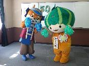 写真：めいとう勝家くんとかぼっちがポンポンを手にポーズを取っています