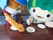 写真：めいとう勝家くんとかぼっちが箸で豆をつかもうと頑張っています