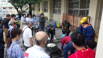 写真:仮設トイレ設置訓練