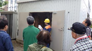 写真:防災倉庫見学