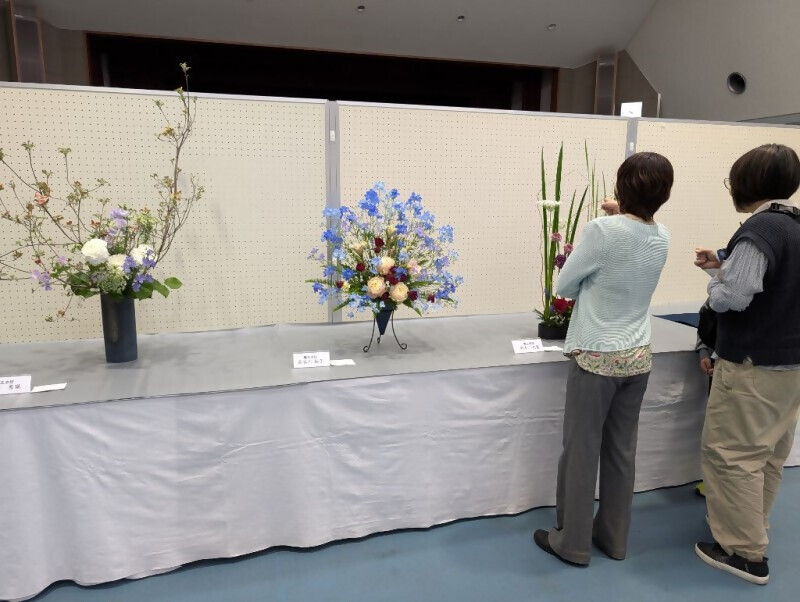 写真：お花を楽しむ来場者の様子