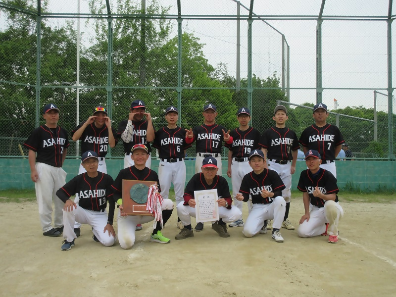 OBソフトボール大会の準優勝チームの集合写真