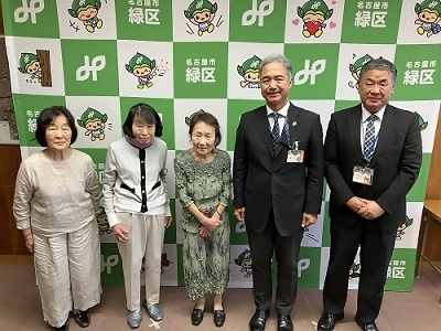 写真:鈴木支部長と伝達式出席者