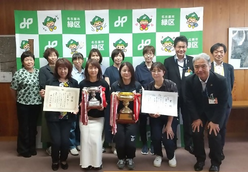 写真:レクバレー選手と区長