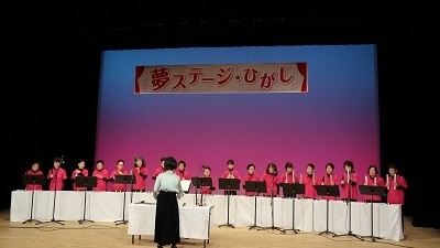 葵学区女性会が演奏している写真
