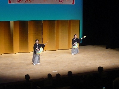 旭丘女性会民踊クラブが演奏している写真