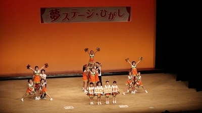 チアリーディングクラブGENKIDSが踊っている写真