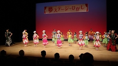 東桜小学校トワイライトスクールフラガールズが踊っている写真