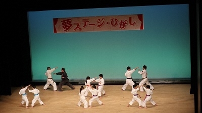佐伯派剛柔流錬心館空手道場が演武している写真