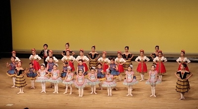 バレエ　スタジオ　リエゾンが踊っている写真