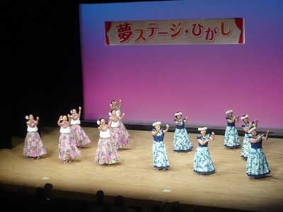 カ・ハナ・ヌイ・ケ・アロハ　マナあおいが踊っている写真