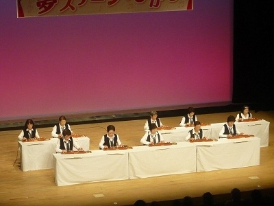 琴城流大正琴　水谷教室が演奏している写真