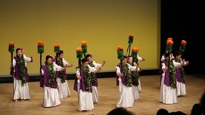 プメハナ・フラ・スタジオが踊っている写真