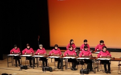 琴修会大正琴　しらゆり教室が演奏している写真