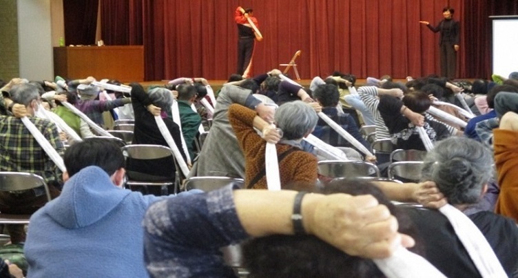 写真：タオルを使った体操の様子