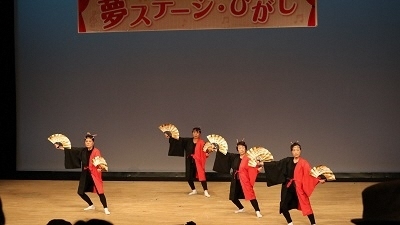 砂田橋民踊同好会が踊っている写真