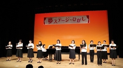 筒井小PTAコーラス愛好会が歌っている写真