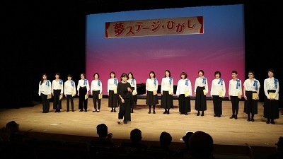 旭丘小学校PTAコーラス「トゥインクルママン」が歌っている写真