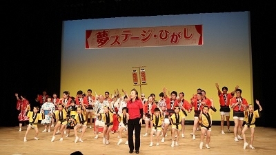 山吹健康阿波おどり教室のみなさんが踊っている写真