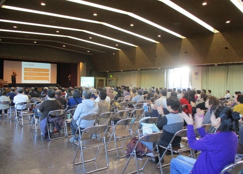 写真：参加者と一緒に手をたたくの様子