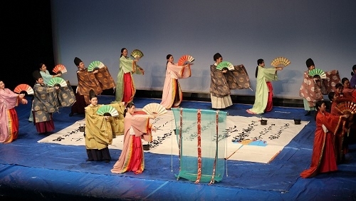 写真：扇子踊る様子