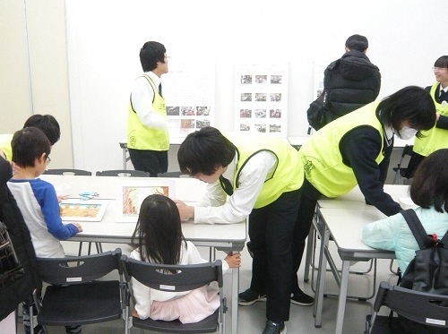 写真：防災について、子供と一緒に考える様子