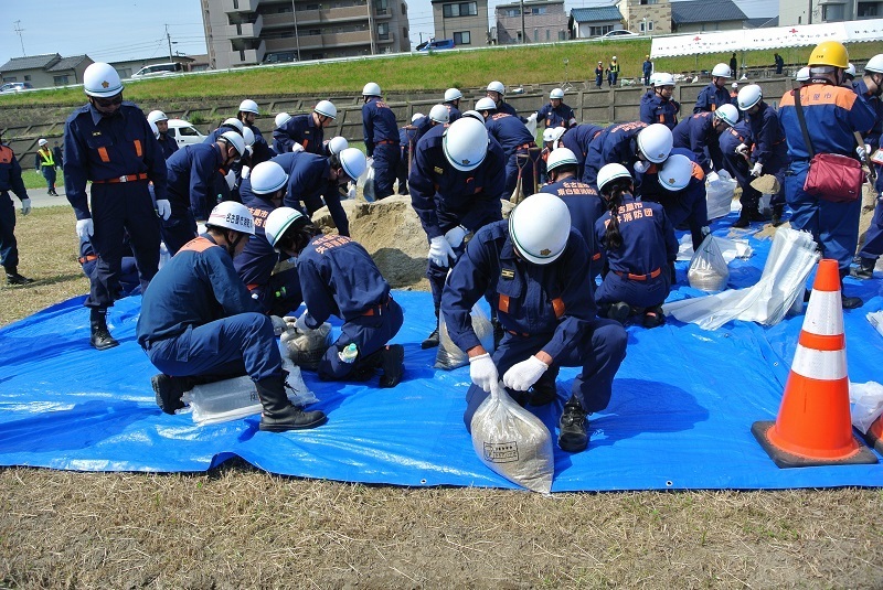 写真：矢田川橋緑地（土のう作成・搬送訓練）