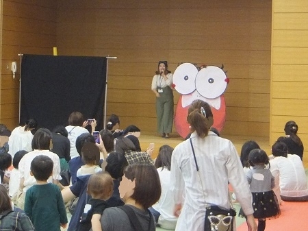 写真：マスコットと子供の交流するの様子