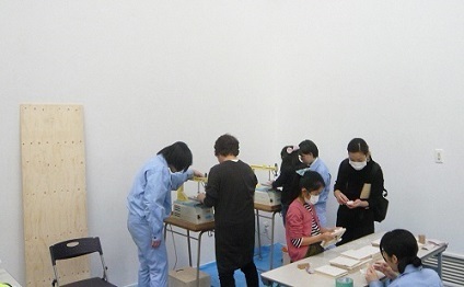 写真：木製パズル製作の様子