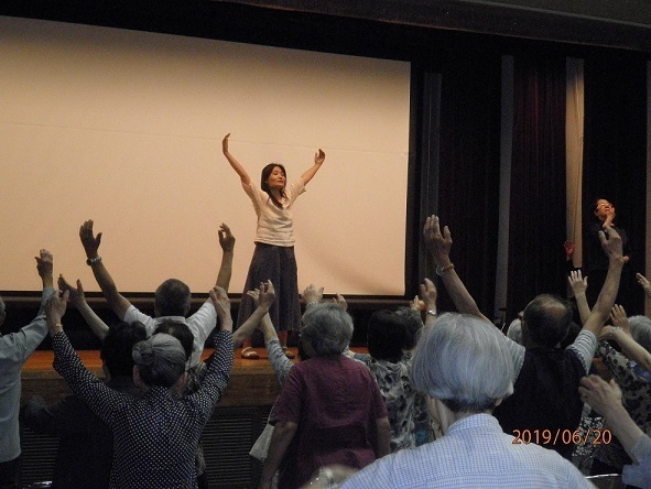 写真：ヨガをしている様子