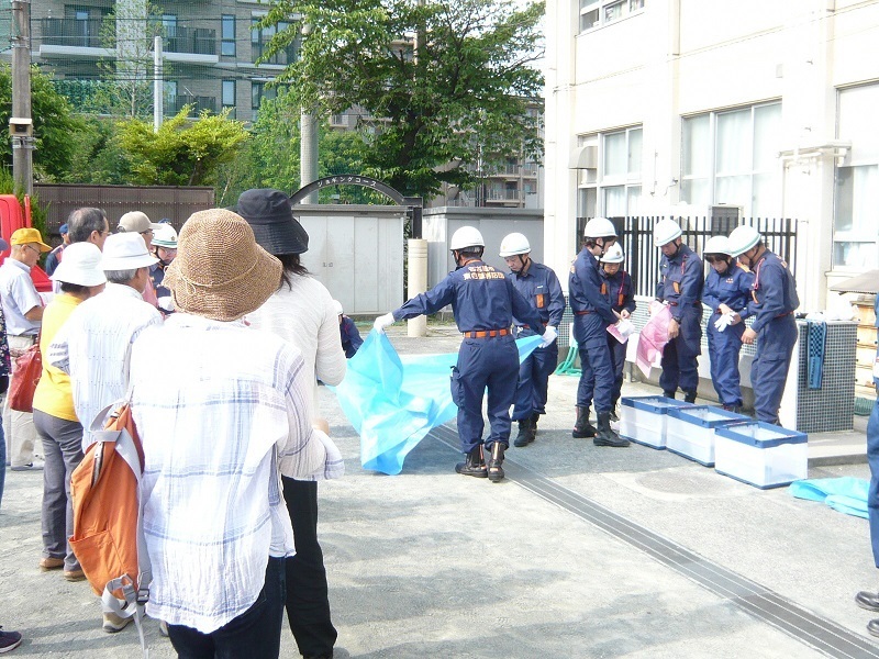 写真：東白壁小学校（簡易水防工法訓練）