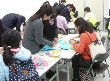 写真：きんちゃく製作の様子